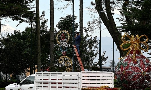 Al igual que en muchos hogares, en el centro de la ciudad de Xalapa se retira la decoración navideña. 