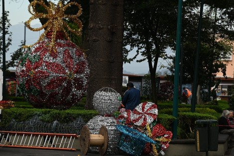 Al igual que en muchos hogares, en el centro de la ciudad de Xalapa se retira la decoración navideña. 
