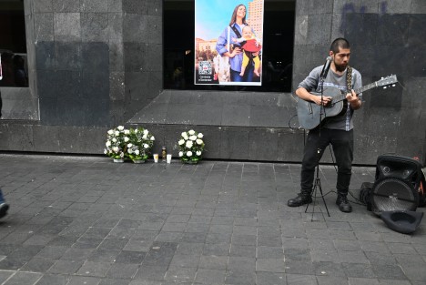 Sobre la acera de la calle Enríquez fueron colocadas flores y veladoras para recordar que ahí tocaba Chava Blues, quien falleciera en días pasados en un accidente. 