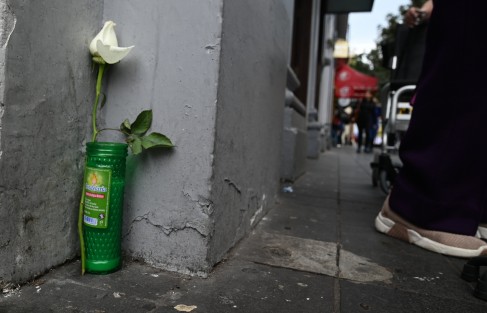 Sobre la acera de la calle Enríquez fueron colocadas flores y veladoras para recordar que ahí tocaba Chava Blues, quien falleciera en días pasados en un accidente. 