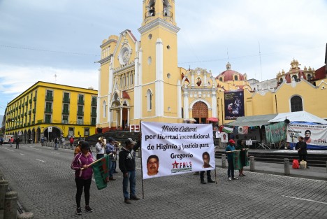 Tras confirmarse la condena a 20 años de prisión contra su compañero Higinio Bustos por matar a un militar, integrantes del Frente Nacional de Lucha por el Socialismo (FNLS) en compañía de una banda de música, bloquearon la calle Enríquez por algunos minutos. 
