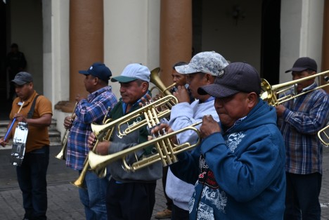Tras confirmarse la condena a 20 años de prisión contra su compañero Higinio Bustos por matar a un militar, integrantes del Frente Nacional de Lucha por el Socialismo (FNLS) en compañía de una banda de música, bloquearon la calle Enríquez por algunos minutos. 