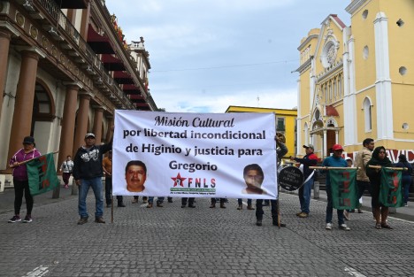 Tras confirmarse la condena a 20 años de prisión contra su compañero Higinio Bustos por matar a un militar, integrantes del Frente Nacional de Lucha por el Socialismo (FNLS) en compañía de una banda de música, bloquearon la calle Enríquez por algunos minutos. 
