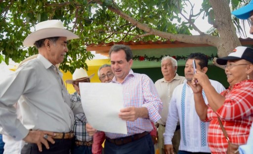  El Precandidato a la gubernatura por la coalición Con Fuerza y Corazón por Veracruz,  José Francisco Yunes Zorrilla, se reunió con militantes y simpatizantes de la coalición en La Antigua, Ver. Dijo que, en sus recorridos por el Estado, los ciudadanos le han expresado que no viven contentos pues las autoridades en turno no han mejorado la seguridad.
