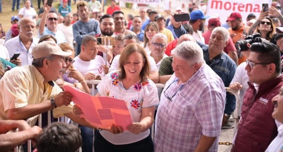 Los veracruzanos y veracruzanas están convencidos que las políticas públicas bien aplicadas y sus resultados a cinco años de la Cuarta Transformación son argumentos para respaldar contundentemente a Morena y sus aliados, aseguró la precandidata única a la gubernatura por Morena, PT, Partido Verde y Fuerza por México en Veracruz, Rocío Nahle García en su recorrido por Paso de Ovejas, Ver..