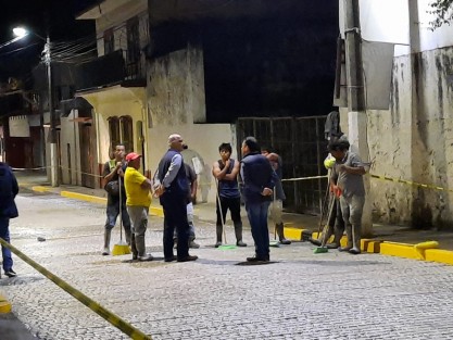 El alcalde de Xalapa, Ricardo Ahued, recorrió la noche de este lunes la obra de Santos Degollado. Aunque la calle Santos Degollado está concluida, será hasta el domingo próximo, como fecha tentativa, que se abra a la circulación, pues aún falta el cierre de una parte en la calle Zamora, además de los trabajos de jardinería e iluminación.