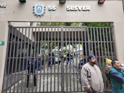 Empleados del Sindicato Nacional de Trabajadores de la Secretaría de Salud (SNTSA), Sección 26, se congregaron en las inmediaciones de la dependencia; están inconformes por el retraso en el pago de prestaciones y estímulos.