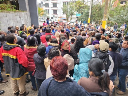 Empleados del Sindicato Nacional de Trabajadores de la Secretaría de Salud (SNTSA), Sección 26, se congregaron en las inmediaciones de la dependencia; están inconformes por el retraso en el pago de prestaciones y estímulos.
