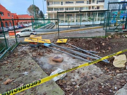 Pese a que desde hace meses se construyeron los pasos peatonales en la zona de la Facultad de Economía, recién esta semana se colocan los señalamientos. Sin ellos, solo algunos automovilistas están cediendo el paso a peatones. Ojalá con ello, más acaten la regla para lo cual fueron construidos. 