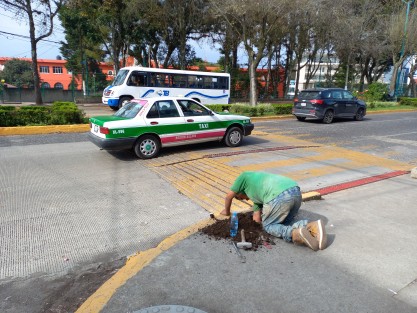 Pese a que desde hace meses se construyeron los pasos peatonales en la zona de la Facultad de Economía, recién esta semana se colocan los señalamientos. Sin ellos, solo algunos automovilistas están cediendo el paso a peatones. Ojalá con ello, más acaten la regla para lo cual fueron construidos. 