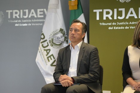 
La presidenta del nuevo Tribunal Administrativo, Leticia Aguilar; el gobernador Cuitláhuac García y el diputado Javier Gómez Cazarín celebraron que la Suprema Corte mantuviera firme la conformación de este TRIJAEV. 