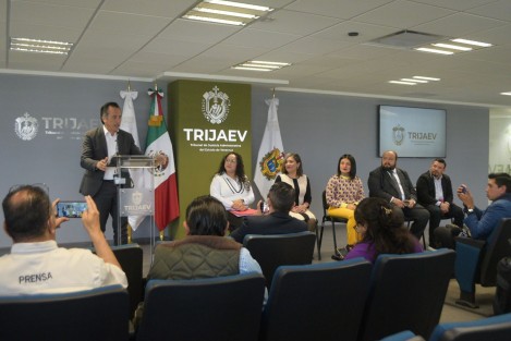 La presidenta del nuevo Tribunal Administrativo, Leticia Aguilar; el gobernador Cuitláhuac García y el diputado Javier Gómez Cazarín celebraron que la Suprema Corte mantuviera firme la conformación de este TRIJAEV.