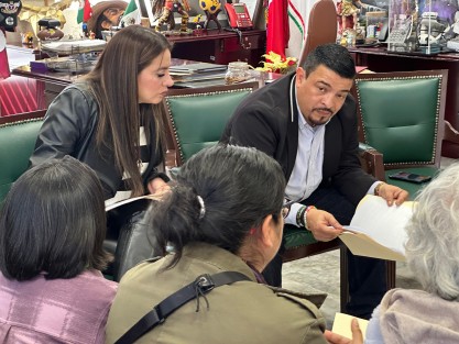 Con el objetivo de fortalecer el diálogo y acordar una agenda de atención a sus demandas y peticiones, el presidente de la Junta de Coordinación Política del Congreso del Estado, diputado Juan Javier Gómez Cazarín, atendió a integrantes del Colectivo Buscando a Nuestros Desaparecidos y Desaparecidas-Xalapa. 
