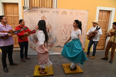 El secretario de Turismo, Iván Martínez Olvera, y el alcalde de Tlacotalpan, Luis Medina, anunciaron las Fiestas de la Candelaria 2024. Habrá actividades desde el 28 de enero hasta el 11 de febrero.