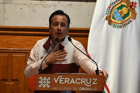 El Gobernador Cuitláhuac García se declaró fan de Yuri, por lo que ve con buenos ojos que sea ella quien encabece los festejos por el 100 aniversario del Carnaval de Veracruz, sin embargo la decisión está en el comité organizador y la propia artista jarocha, dijo el ejecutivo estatal. 