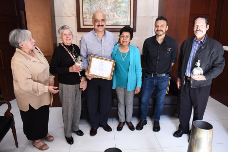 Por su apoyo a Xallitic y la instalación de un Nacimiento de 300 piezas durante diciembre, integrantes del Patronato de Vecinos de este barrio entregaron un reconocimiento al alcalde Ricardo Ahued Bardahuil.