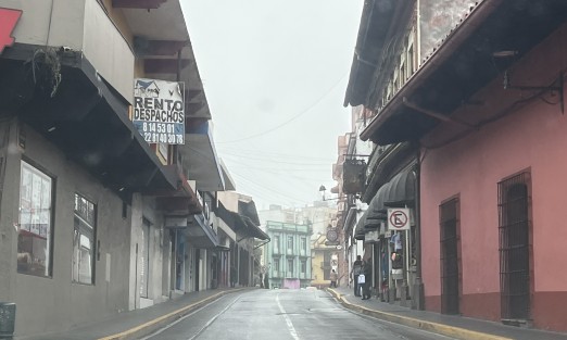 Entre el clima frío y húmedo y la cuesta de enero, las calles del Centro de Xalapa lucieron vacías... ¿o se fueron todos al Costco?