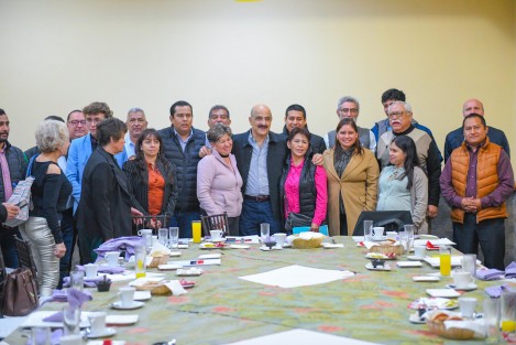 Al sostener una reunión con integrantes del Frente Sindical y Social Veracruzano, el Edil manifestó que el objetivo del Ayuntamiento es aplicar de forma transparente los recursos para que la obra pública y servicios básicos lleguen a las zonas con mayor marginación. 