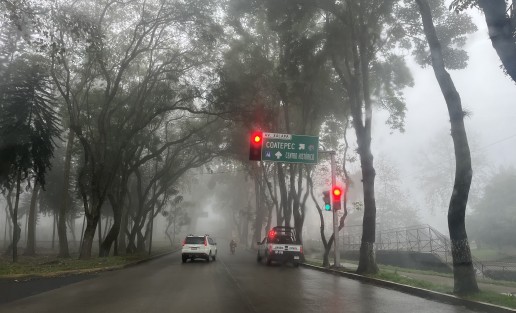 Neblina y lluvia ligera un factor que favorece los accidentes, conduzca con precaución. 