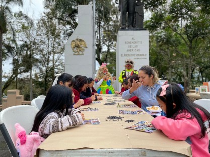 En el parque Juárez de Xalapa se llevó acabo otra edición de los Domingos Familiares, con Show de payasitos, Fomento a la Lectura con Mercado De Hojas,  la Rondalla Voces Universitarias de Xalapa y  la Familia Chaplin con su número street art. 
