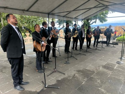 En el parque Juárez de Xalapa se llevó acabo otra edición de los Domingos Familiares, con Show de payasitos, Fomento a la Lectura con Mercado De Hojas,  la Rondalla Voces Universitarias de Xalapa y  la Familia Chaplin con su número street art. 