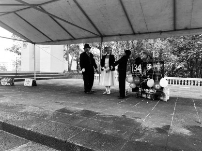 En el parque Juárez de Xalapa se llevó acabo otra edición de los Domingos Familiares, con Show de payasitos, Fomento a la Lectura con Mercado De Hojas,  la Rondalla Voces Universitarias de Xalapa y  la Familia Chaplin con su número street art. 