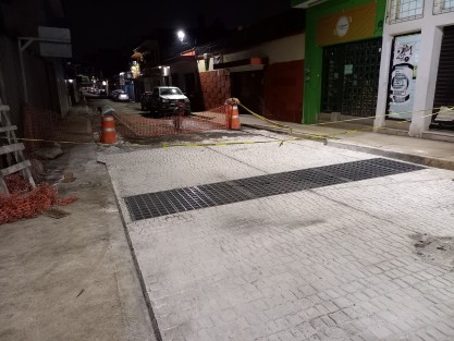 Sin embargo la calle Zamora, que por ahora no será rehabilitada, continúa cerrada y con algunos materiales sin levantar. 
