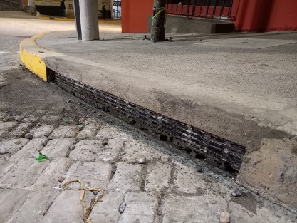 Aunque la simple vista luce bien, algunos vecinos habrían expresado a medios su inconformidad y advirtieron por posible cierre debido a defectos de obra y afectaciones a sus propiedades. Algunas de sus demandas visibles, y otras no. Por ejemplo una coladera luce tapada por material. 