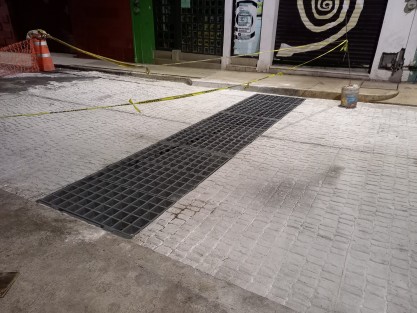 Otros señalamientos son falsos. Por ejemplo que aquí podría caer una moto. 