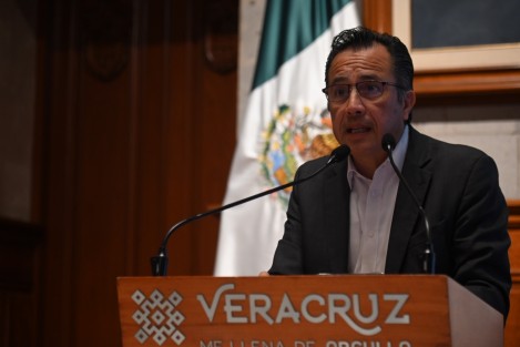 Tenemos que mirar hacia el campo y considerar que todos dependemos de éste, que de ahí comemos y, si no sembramos, debemos consumir lo que Veracruz produce, expresó el gobernador Cuitláhuac García Jiménez, convencido de que nunca antes se había apoyado tanto al sector, pese a las voces que reclaman el dinero para las organizaciones que dirigen.