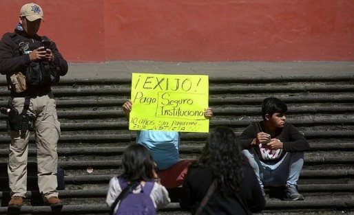 El profesor de Educación Primaria, Juan Moctezuma, pensionado por invalidez, se manifestó para reclamar el pago del seguro institucional; lo acompañaba su hijo. 