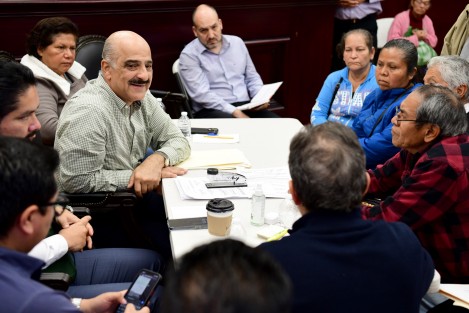  La construcción de obras hidráulicas, de pavimentación, drenaje sanitario y la mejora de los servicios públicos, fueron algunas de las peticiones que este lunes atendió el presidente municipal Ricardo Ahued Bardahuil, durante una jornada más del programa Audiencias Ciudadanas. 