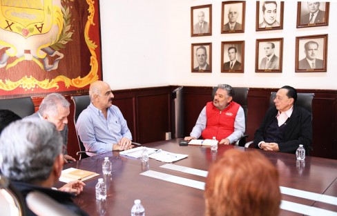 Para agilizar la construcción de obra pública e incluir en este proceso a constructores locales, el alcalde Ricardo Ahued Bardahuil sostuvo una reunión de trabajo con integrantes de la Cámara Mexicana de la Industria de la Construcción (CMIC), Delegación Xalapa.  