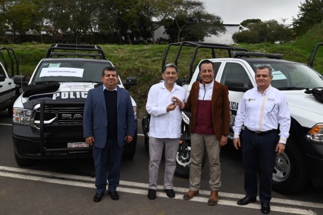 Este martes se entregaron patrullas, motocicletas y equipos para apoyo a la seguridad pública de 40 municipios. El evento lo encabezó el gobernador Cuitláhuac García Jiménez en las instalaciones de la academia de la Policía Estatal en El Lencero. 