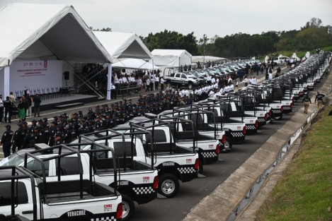 Este martes se entregaron patrullas, motocicletas y equipos para apoyo a la seguridad pública de 40 municipios. El evento lo encabezó el gobernador Cuitláhuac García Jiménez en las instalaciones de la academia de la Policía Estatal en El Lencero. 