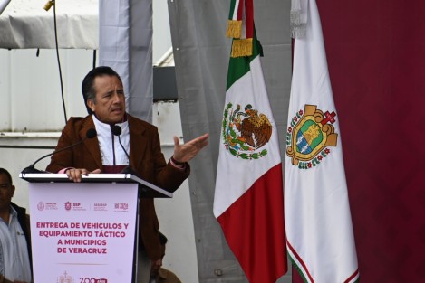 Al encabezar la entrega de las unidades, el gobernador Cuitláhuac García Jiménez destacó la disminución del 12.2 por ciento de los delitos en general, comparando diciembre contra noviembre de 2023, lo cual colocó a la entidad en octavo lugar a nivel nacional, por primera vez en muchos meses.