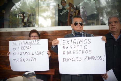 Vecinos de la colonia Rafael Lucio, de Xalapa, Ver., entre ellos el perredista Manuel Bernal Rivera, piden a las autoridades municipales poner orden al tianguis que se instala en la zona, pues les obstruye las vialidades. 