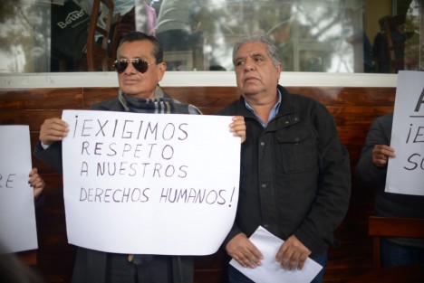 Vecinos de la colonia Rafael Lucio, de Xalapa, Ver., entre ellos el perredista Manuel Bernal Rivera, piden a las autoridades municipales poner orden al tianguis que se instala en la zona, pues les obstruye las vialidades. 