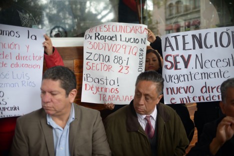 Asociación de padres de  familia de telesecundaria de Xalapa, denunciaron supuesto mal uso de las cuotas escolares. Los inconformes piden la intervención de la SEV en el plantel Rafael Lucio Nájera.  