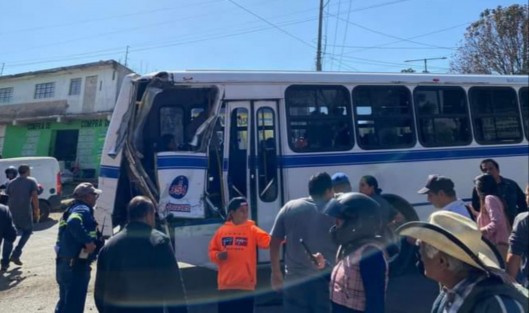 En la colonia Hernández Castillo en la ciudad de  Xalapa un tren golpeó un autobús de pasajeros que intentó ganarle el paso. Por fortuna solo llegó a golpear la parte trasera, por lo que no hubo lesionados y únicamente pasajeros con crisis nerviosa  y daños materiales. 