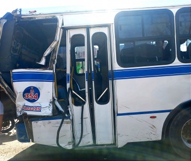 En la colonia Hernández Castillo en la ciudad de  Xalapa un tren golpeó un autobús de pasajeros que intentó ganarle el paso. Por fortuna solo llegó a golpear la parte trasera, por lo que no hubo lesionados y únicamente pasajeros con crisis nerviosa  y daños materiales. 