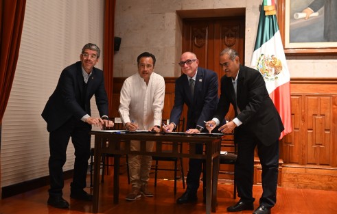 El mandatario estatal Cuitláhuac García Jiménez firmó un convenio de colaboración con el presidente de la Comisión Nacional de Hidrocarburos, Agustín Díaz Lastra, en materia de desarrollo de regiones petroleras. 