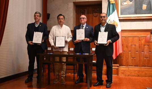 El mandatario estatal Cuitláhuac García Jiménez firmó un convenio de colaboración con el presidente de la Comisión Nacional de Hidrocarburos, Agustín Díaz Lastra, en materia de desarrollo de regiones petroleras. 