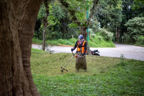 Para contribuir a la mejora de las áreas verdes y recuperación de los espacios públicos, personal de la Dirección de Medio Ambiente realizó este sábado la tercera Jornada Comunitaria en la colonia Ferrocarrilera