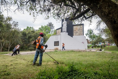 Para contribuir a la mejora de las áreas verdes y recuperación de los espacios públicos, personal de la Dirección de Medio Ambiente realizó este sábado la tercera Jornada Comunitaria en la colonia Ferrocarrilera