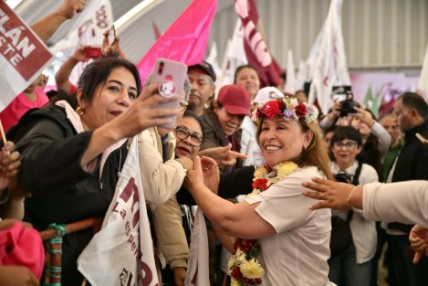 Después de que en su habitual asamblea informativa, en Ixhuatlán del Sureste, Rocío  Nahle García hizo el llamado a la unidad y organización del movimiento transformador que Morena encabeza, fue contundente al señalar que en estos cinco años de gobierno de la 4T, se trabajó intensamente en el rescate de PEMEX, CFE y a la soberanía nacional. 