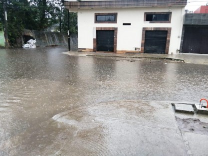 La fina, pero constante lluvia de este domingo en Xalapa provocó anegamientos en las zonas de costumbre. 
