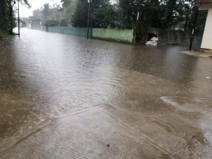 La fina, pero constante lluvia de este domingo en Xalapa provocó anegamientos en las zonas de costumbre. 