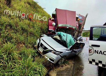 Cuatro personas fallecieron en un accidente en la autopista Cardel a Totomoxtle, a la altura de Nautla. El auto en que viajaban fue  embestido por un tractocamión que  era conducido a alta velocidad. El irresponsable conductor se dio a la fuga. 