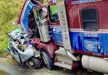 Cuatro personas fallecieron en un accidente en la autopista Cardel a Totomoxtle, a la altura de Nautla. El auto en que viajaban fue  embestido por un tractocamión que  era conducido a alta velocidad. El irresponsable conductor se dio a la fuga. 